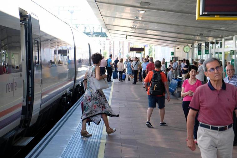 Viajeros en la estación de tren de Salamanca