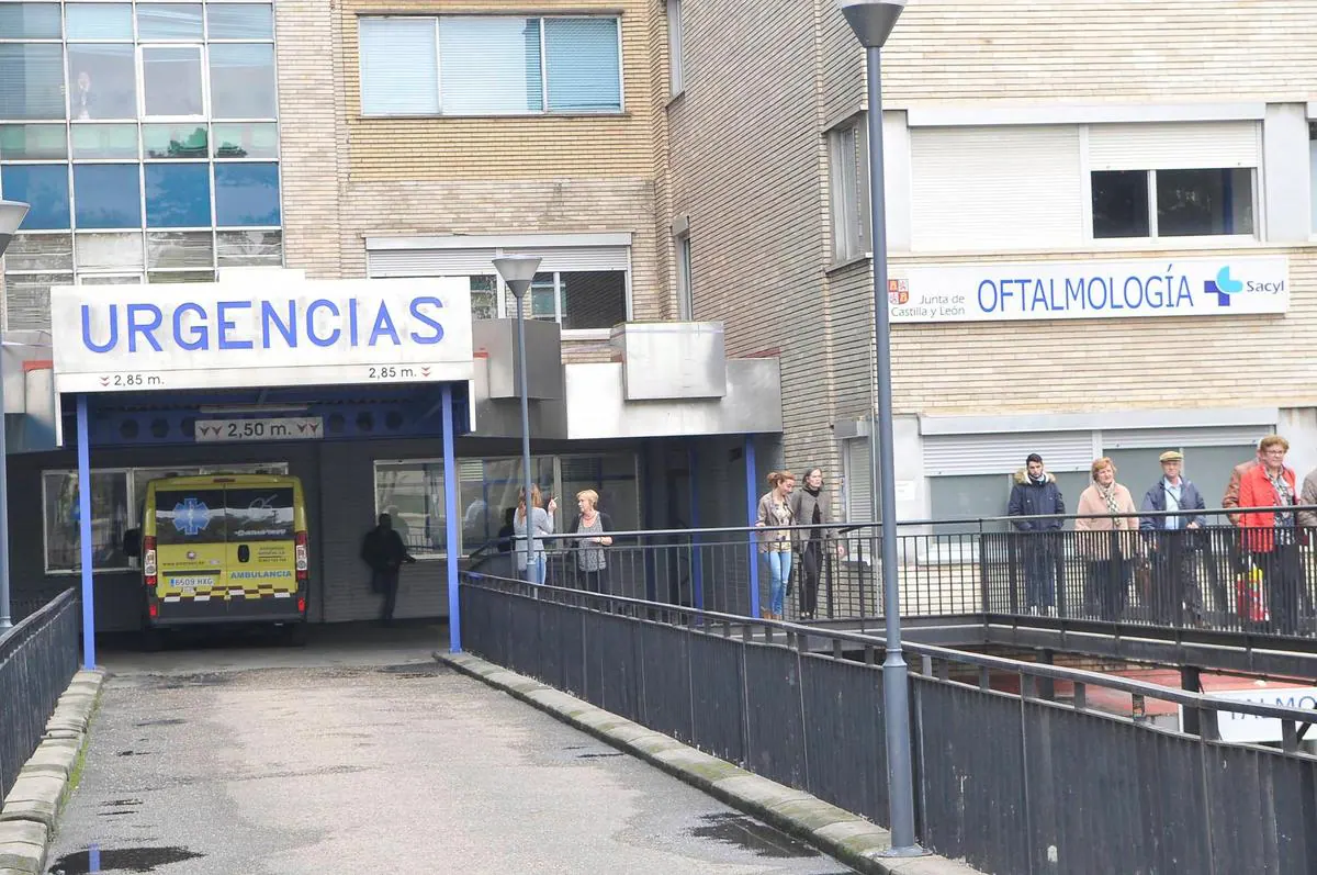 Imagen de la puerta de urgencias del Hospital Virgen de la Vega de la capital.