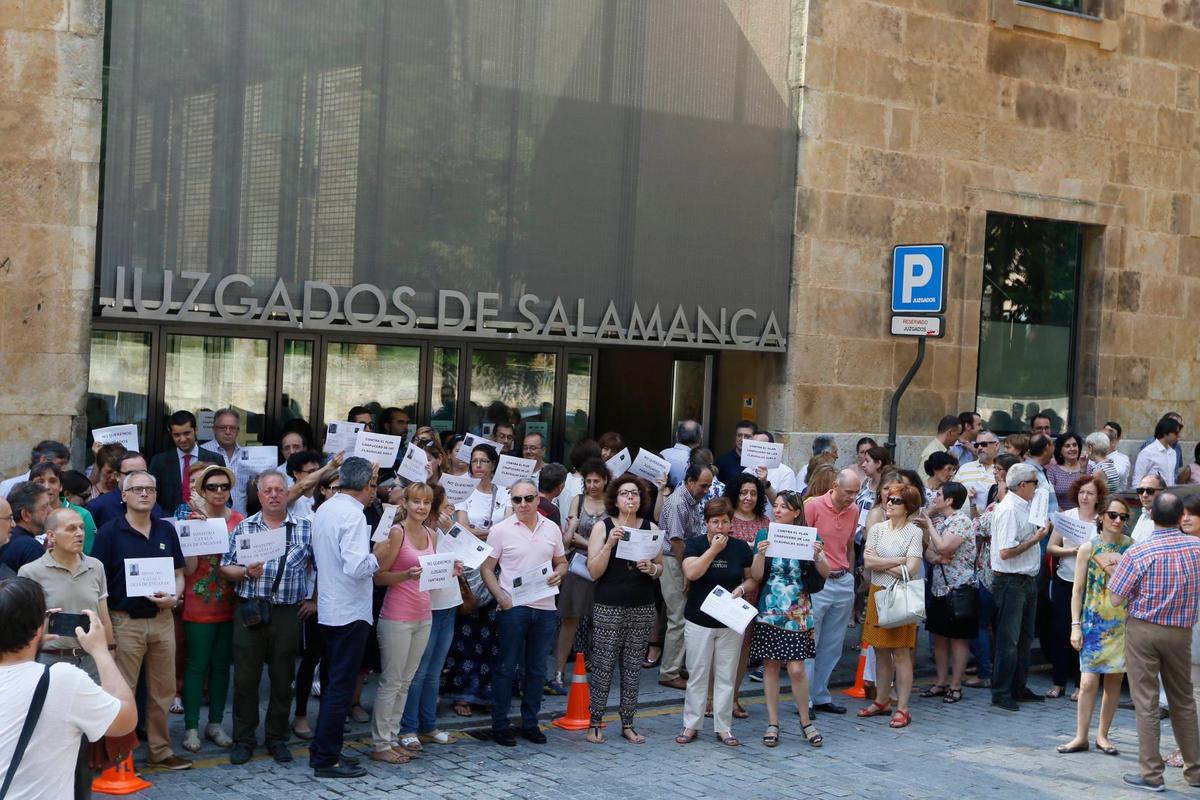 Protesta de funcionarios por falta de medios para casos de hipotecas.