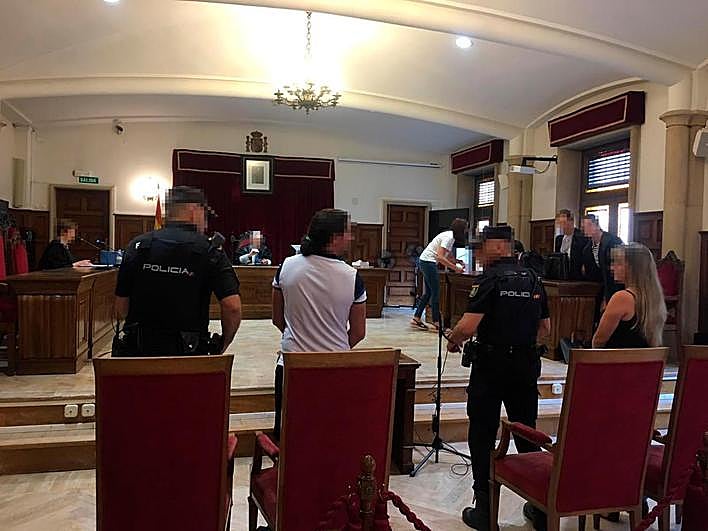 Los dos acusados, en la Audiencia Provincial.