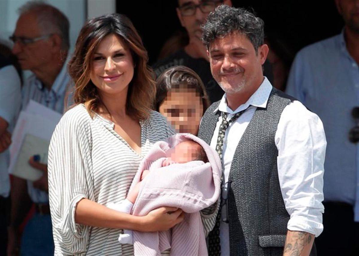 Alejandro Sanz y Raquel Perera acompañados de sus dos hijos.