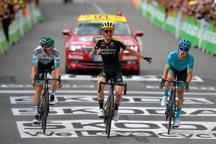 Simon Yates celebra su victoria en la décima etapa del Tour.