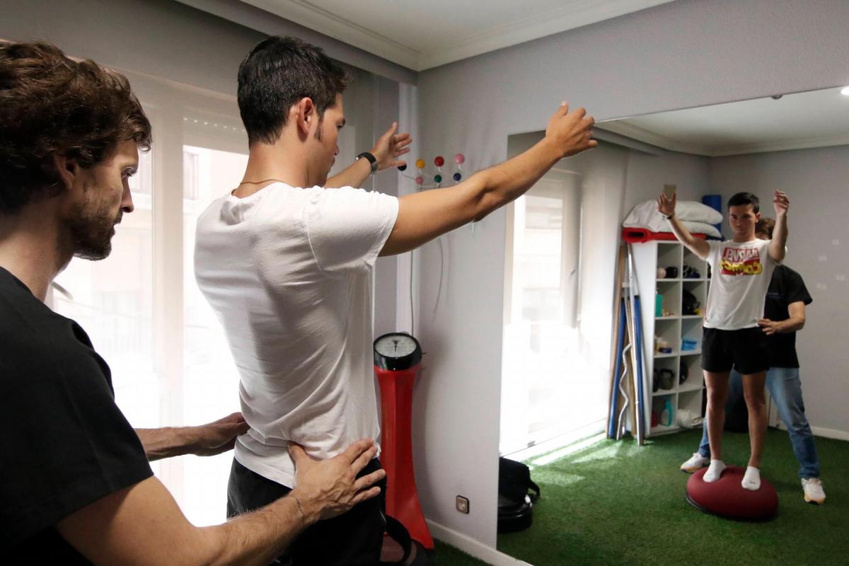 Manolo Vanegas haciendo ejercicio de equilibrio y estabilidad.