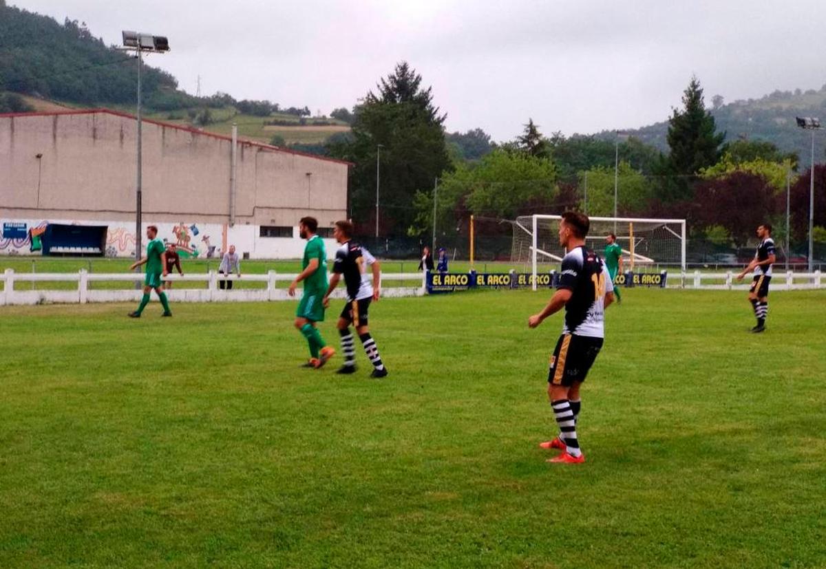 Jugadores del Unionistas y del Oviedo durante el encuentro.