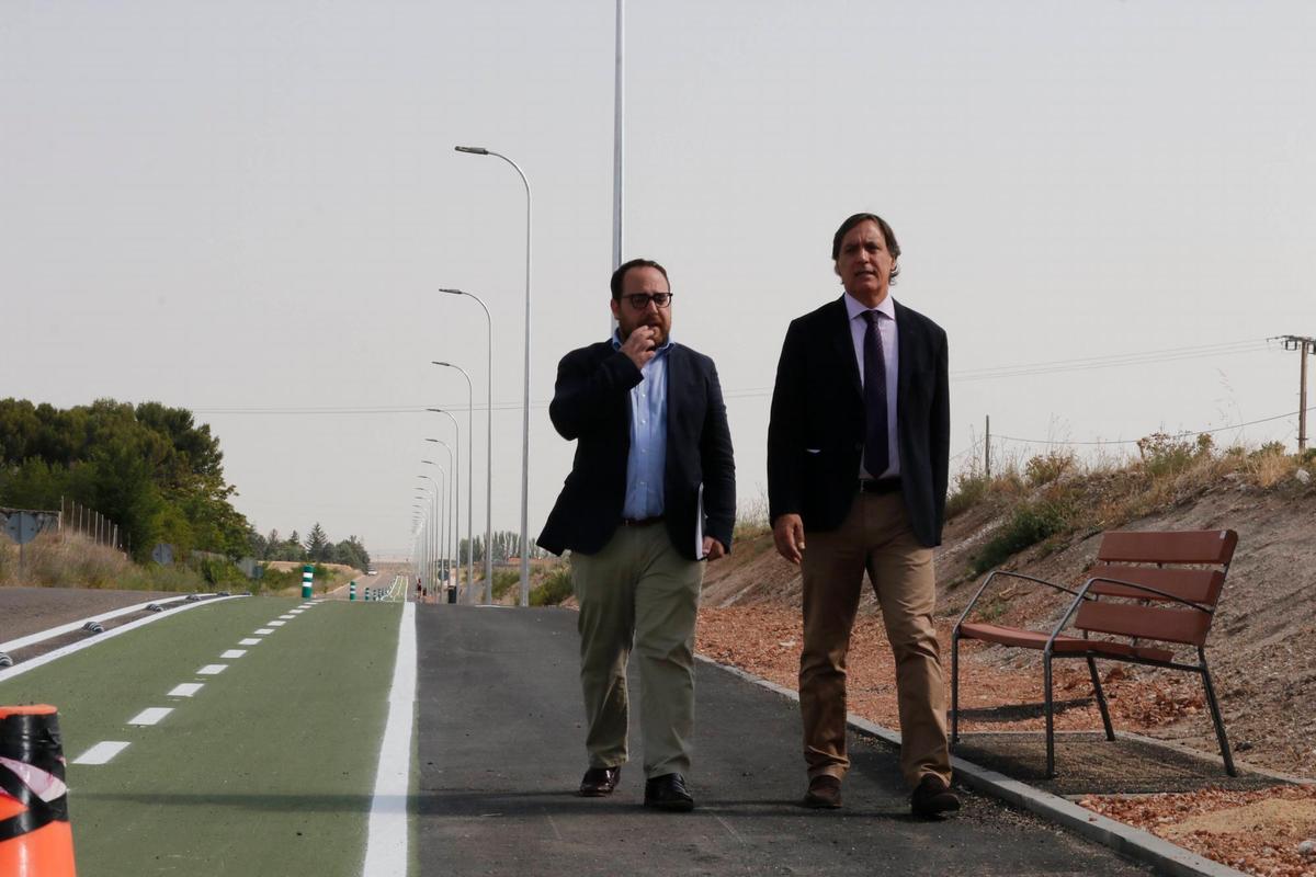 Carlos García Carbayo, visita el nuevo corredor verde hacia la urbanización Las Bizarricas. | ALMEIDA