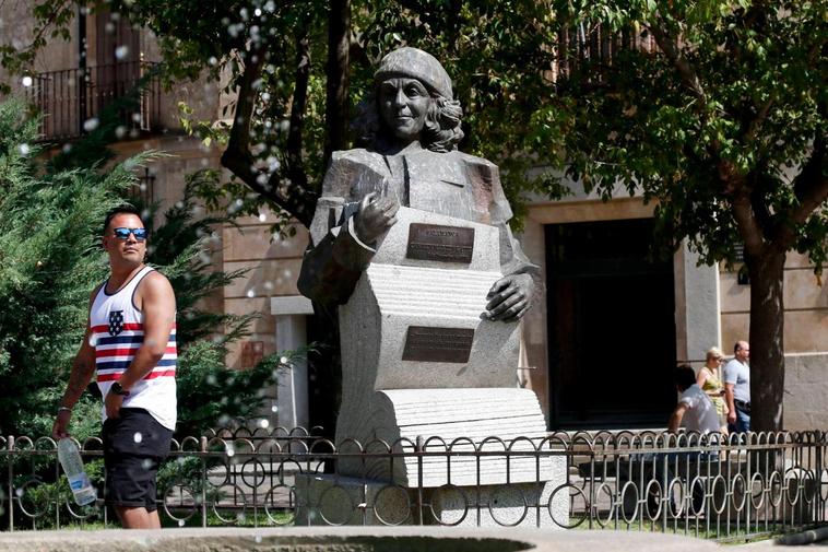 Escultura de Carmen Martín Gaite, en la plaza de Los Bandos de Salamanca