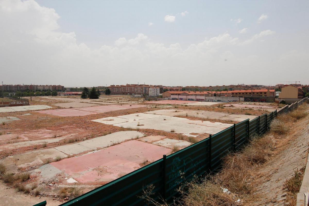 Terrenos del antiguo Mercasalamanca, cuyas naves fueron demolidas hace cuatro años, vacíos y sin ningún uso