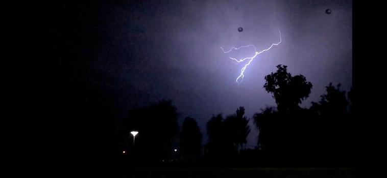 Uno de los rayos captados desde Carbajosa de la Sagrada en la madrugada del martes.