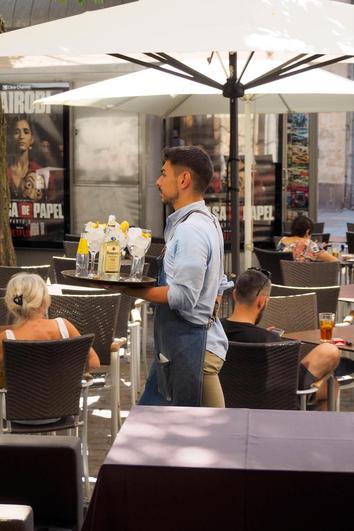 Un camarero en un establecimiento del centro de Salamanca.