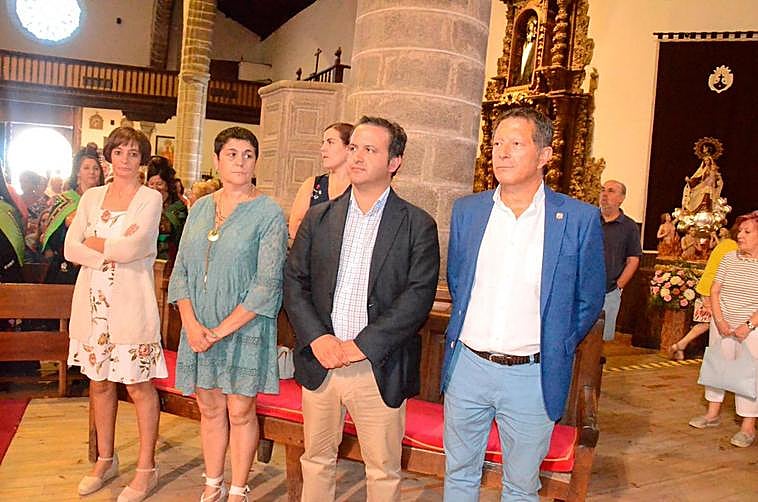 La procesión en honor a Santa Ana recorre las calles de Candelario