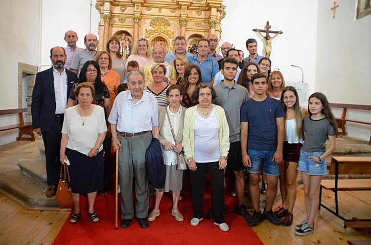 Pedro Calama y su familia, en el altar de la iglesia después del homenaje recibido por sus 60 años como sacerdote de la localidad