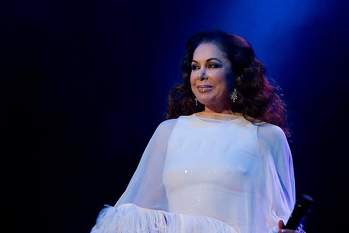 Isabel Pantoja luce en uno de sus conciertos en Madrid.