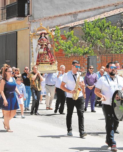 Los vecinos durante la procesión de la Virgen Peregrina.