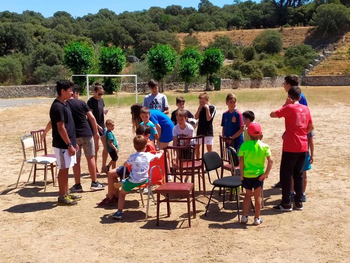 Los niños del pueblo disfrutando de la yincana infantil.