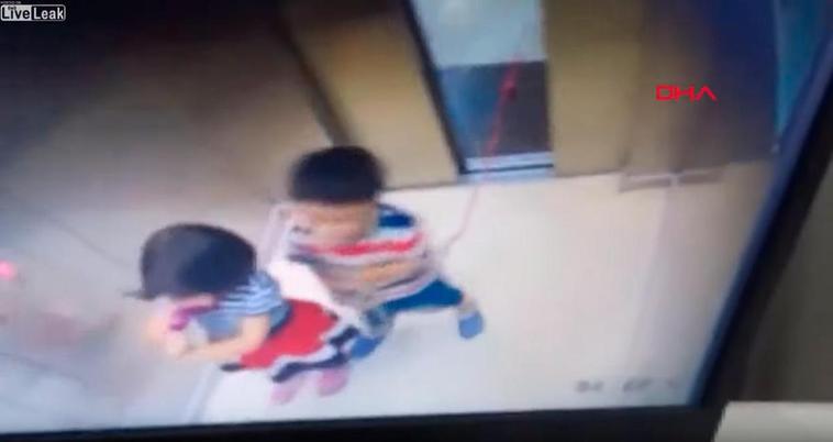 Dos niñas salvan a su hermano de ahorcarse en un ascensor en Turquía