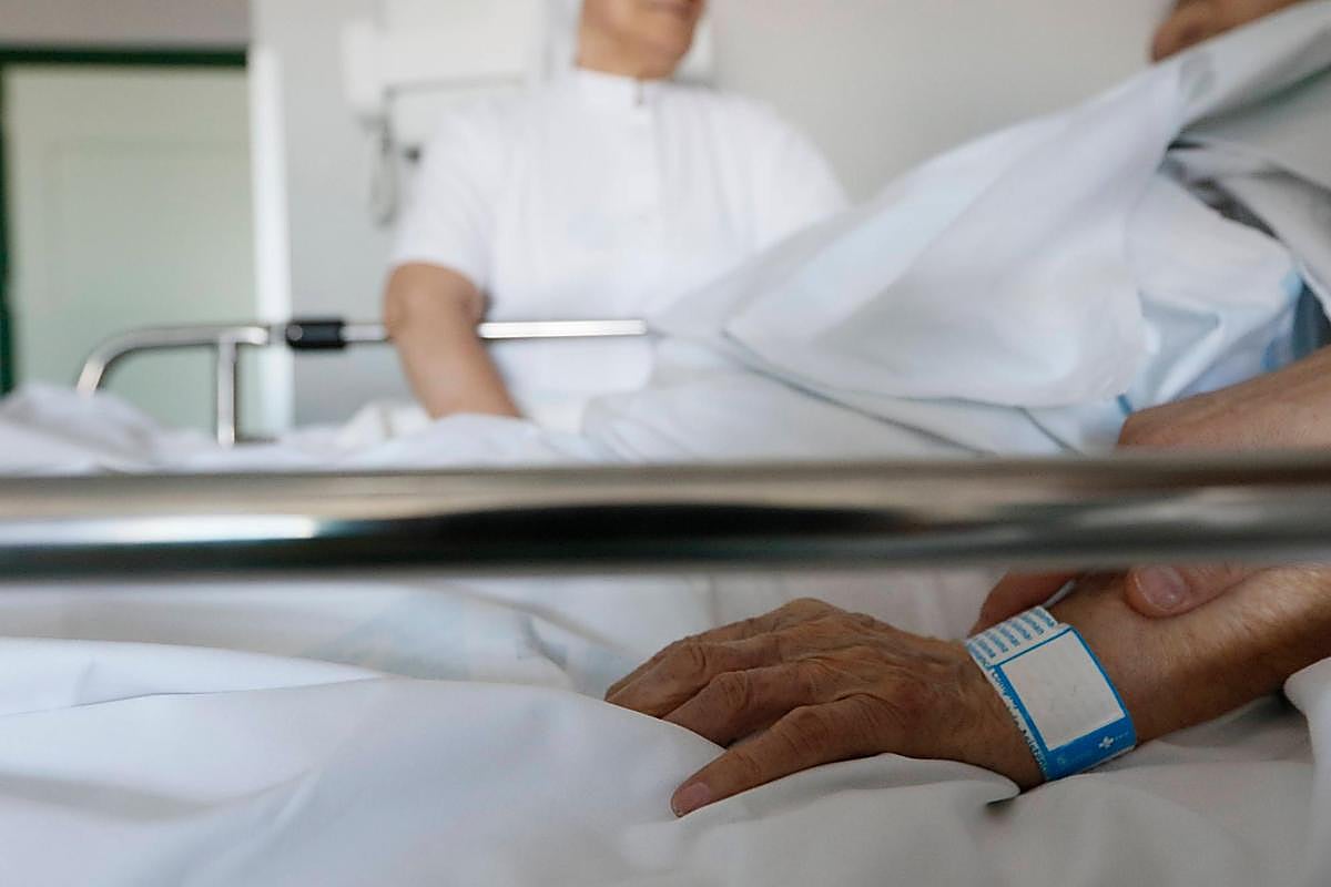 Imagen de archivo de una anciana ingresada en la planta de Traumatología del Virgen de la Vega.
