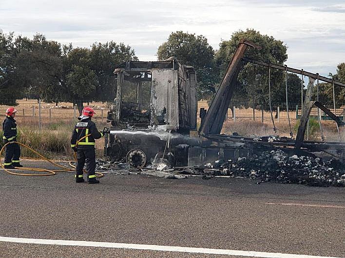 Se incendia un camión que transportaba papel higiénico en La Fuente de San Esteban