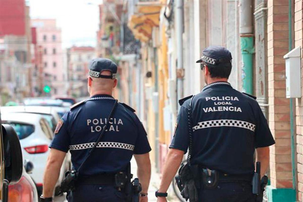 Dos agentes de la Policía Local de Valencia.