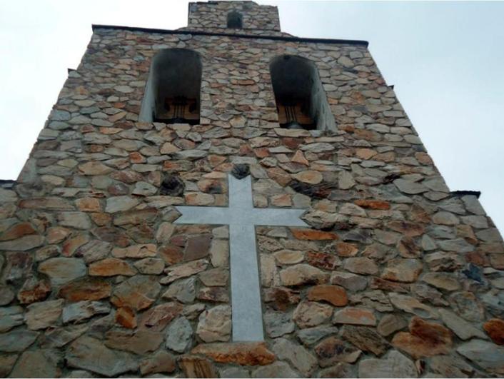 El Campanario de la Iglesia de Monsagro luciendo una nueva cruz de mármol.