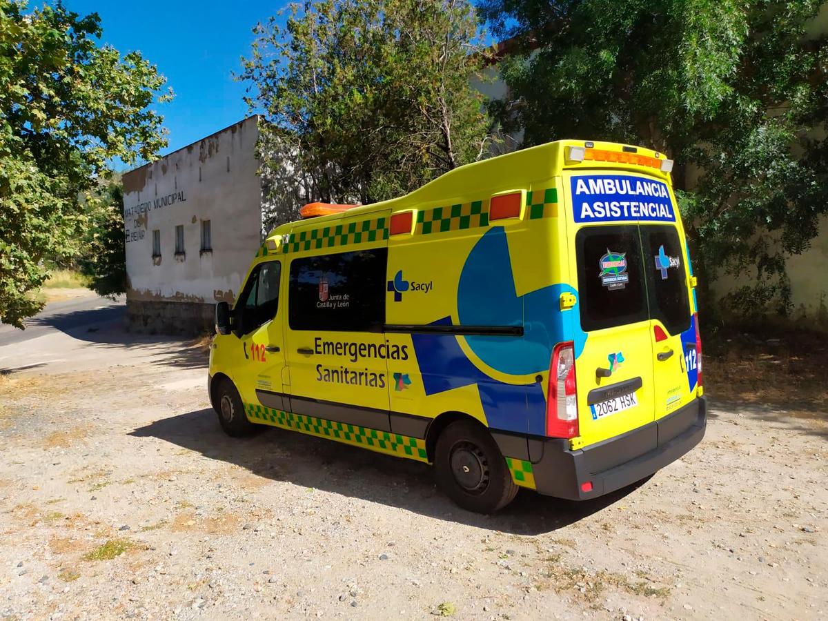 La ambulancia que esperaba al joven en Candelario.