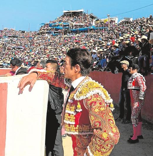 López Chaves, en la plaza de Coracora (Perú)