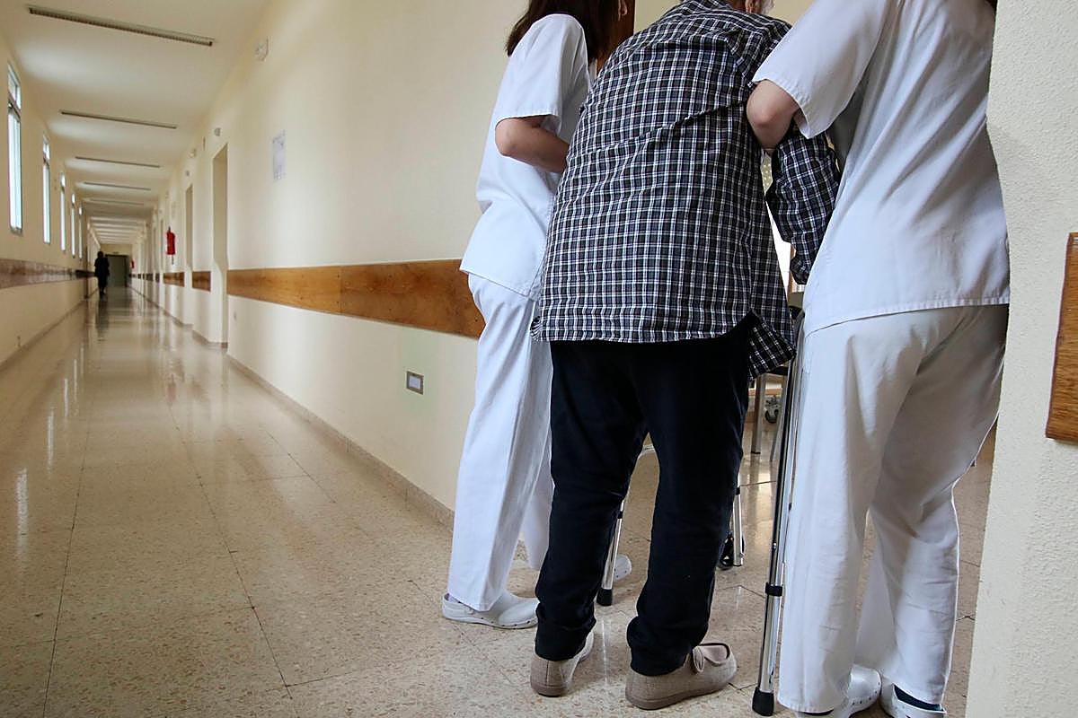 Personal de Enfermería ayuda a un paciente en Los Montalvos.