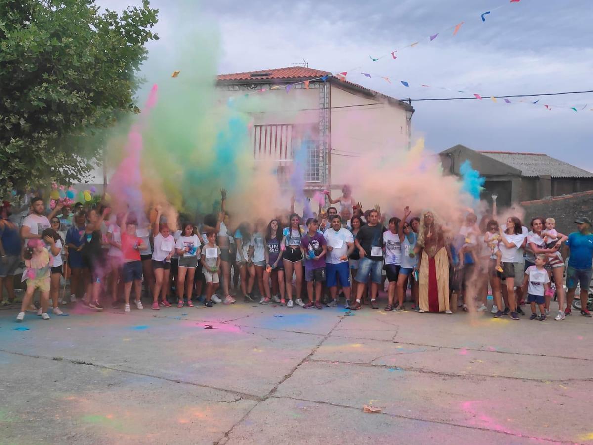 Los vecinos de Rinconada de la Sierra, llenos de color