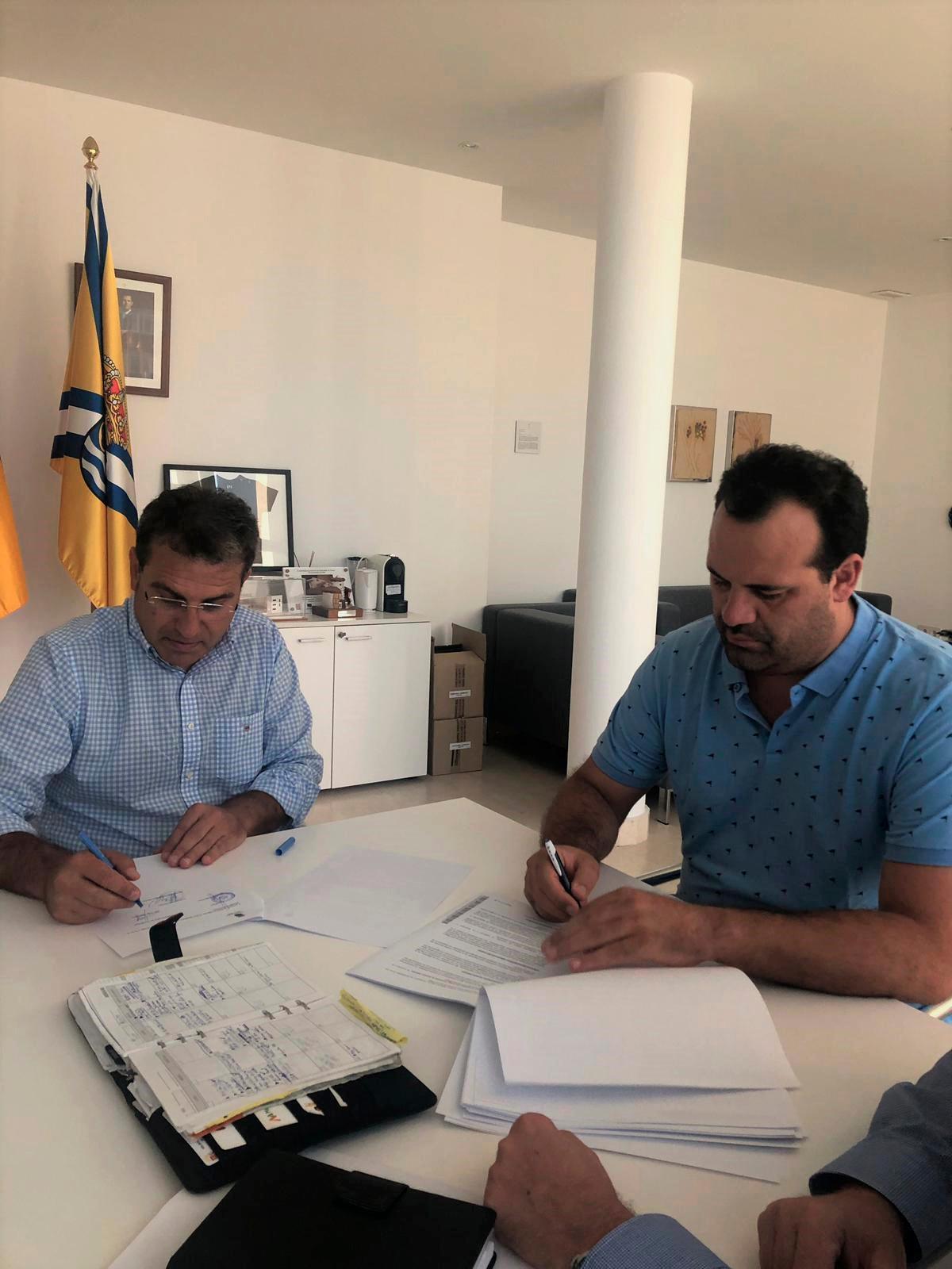 El alcalde y el responsable de la empresa adjudicataria, en la firma del contrato