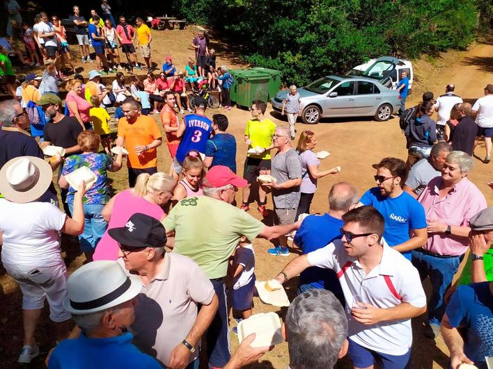 Más de 400 personas disfrutan de la popular  Marcha por la Sierra Chica de Linares de Riofrío