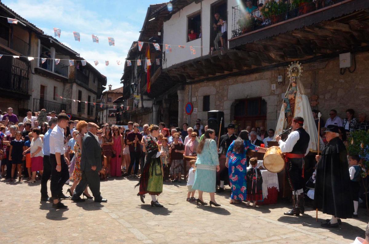 La imagen de la Virgen María fue testigo de honor de los bailes de los jóvenes danzarines locales en un repertorio dedicada a ella. | Casamar