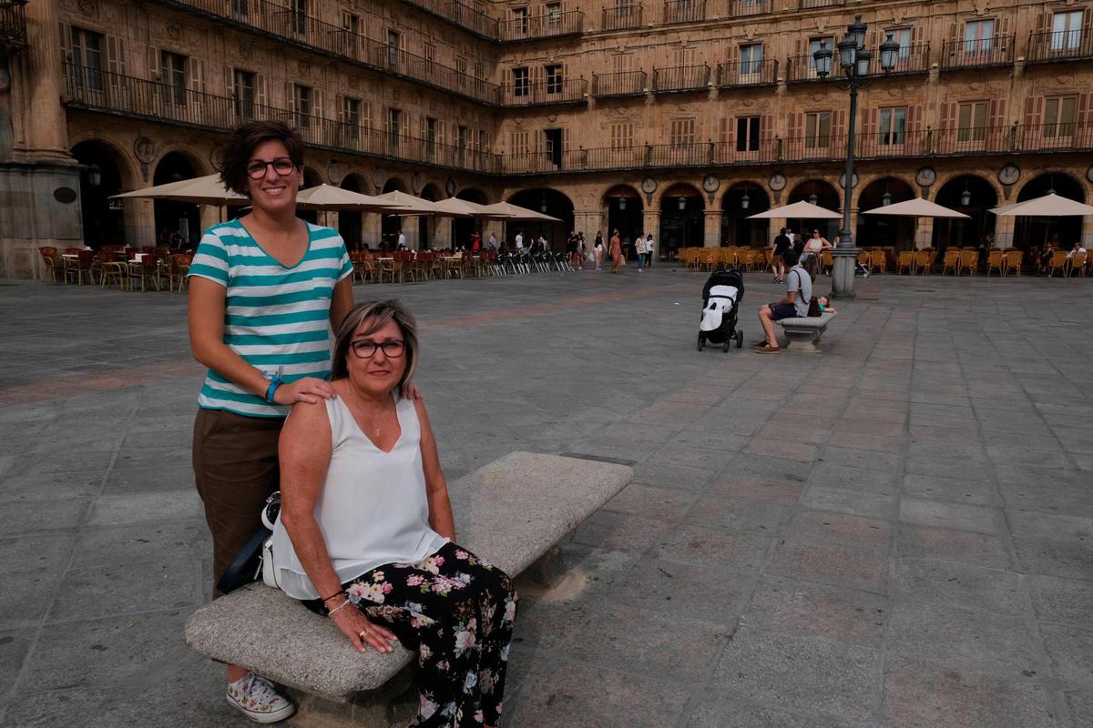 Andrea Sánchez, paciente de implante coclear, de pie junto a su madre, Toñi Velasco.