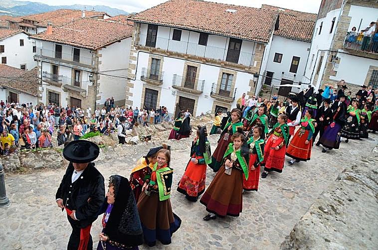 La belleza de la Boda Típica de Candelario revive en un día especial