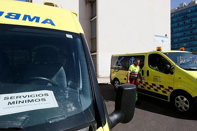 Ambulancia en servicios mínimos durante una huelga anterior.