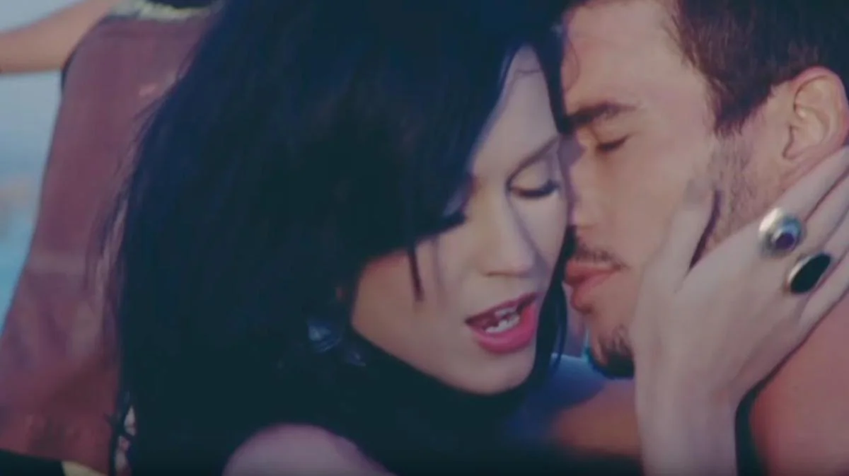 Katy Perry y Josh Kloss en el videoclip ‘Teenage Dream’.