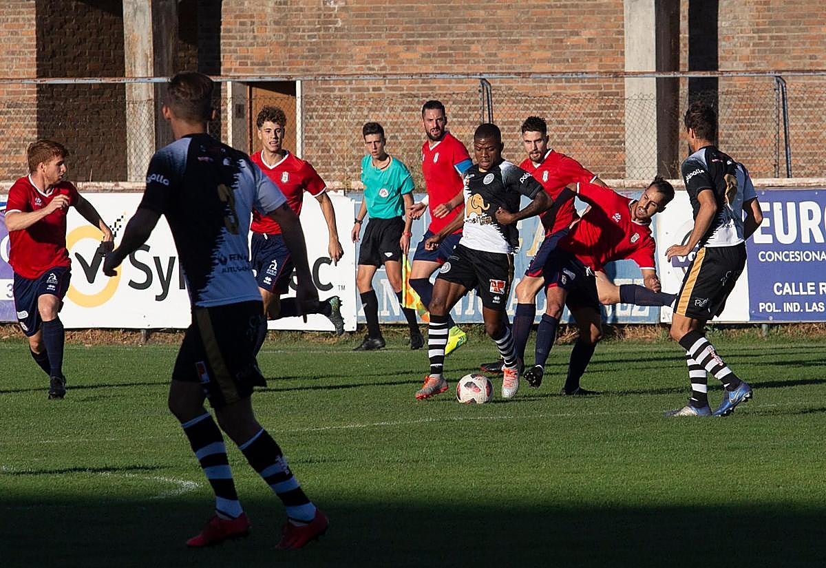 Matthieu controla el balón ante un jugador del Ávila.