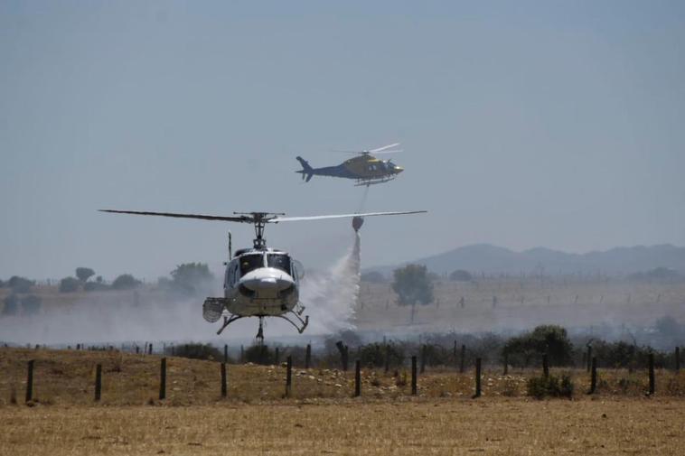 Helicópteros trabajando en el lugar del incendio.