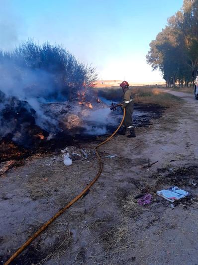 Fuego en la escombrera de Salmoral.