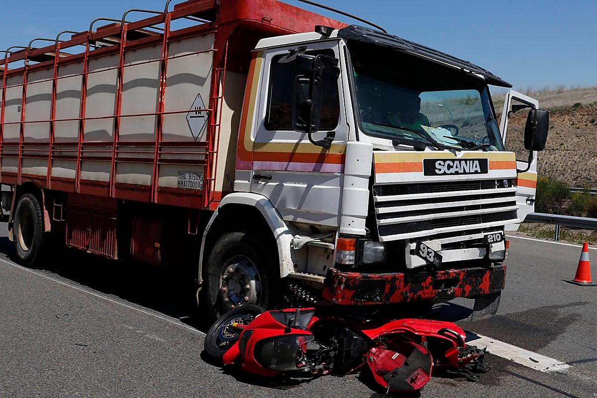 Accidente en mayo en la A-62 en Villamayor con un motorista herido grave tras un choque con un camión.