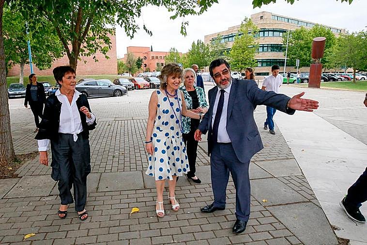 El gerente regional de salud, Manuel Mitadiel, con la ministra de Sanidad, Mª Luisa Carcedo.