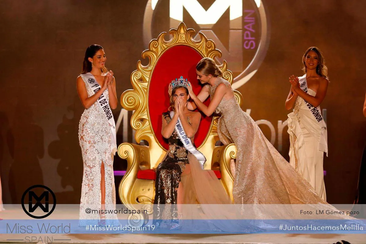 La córdobesa (derecha) recibiendo la corona de Miss World Spain.
