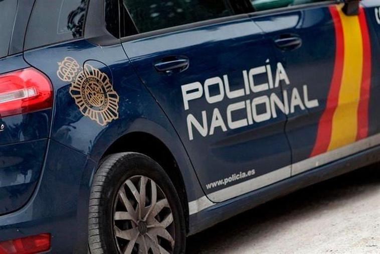 El detenido golpeó repetidamente el vehículo policial.