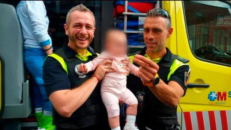 Dos policías salvan la vida a una bebé en Alcalá de Henares