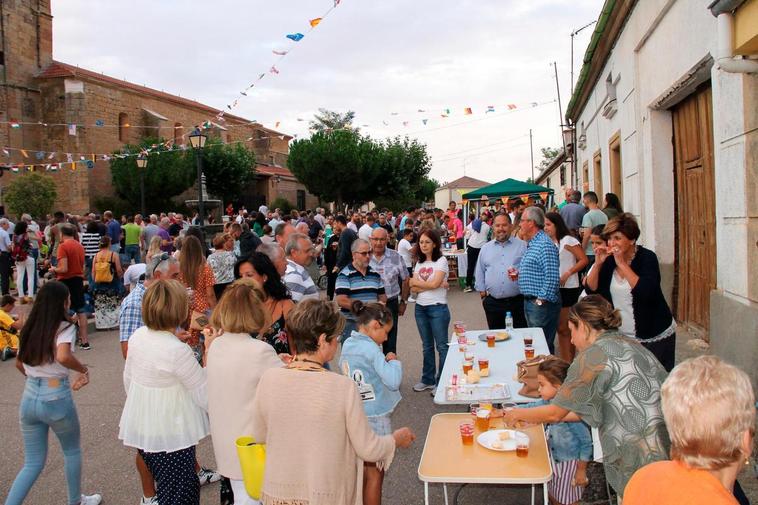 Cientos de vecinos y visitantes disfrutaron del tapeo en la plaza de la localidad.