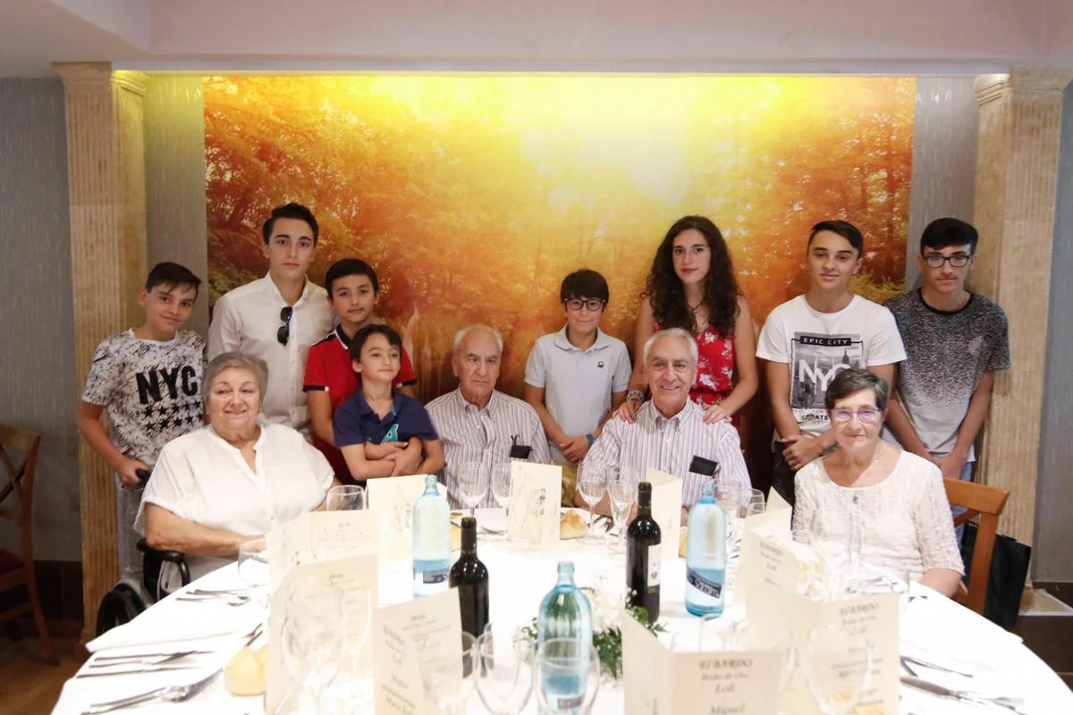 Loli Ullán, su marido Miguel Olivares, su gemelo Domingo Olivares y su mujer Mª Jesús González, con los nietos.