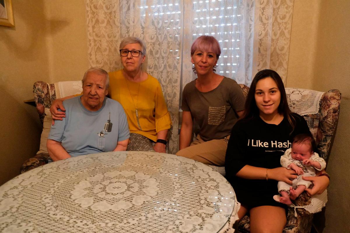 Esmeralda, Felicidad, Rosana, Naima y Aurah, cinco generaciones de mujeres en la misma familia