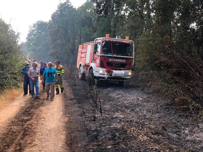 Bomberos trabajando en el lugar del incendio.