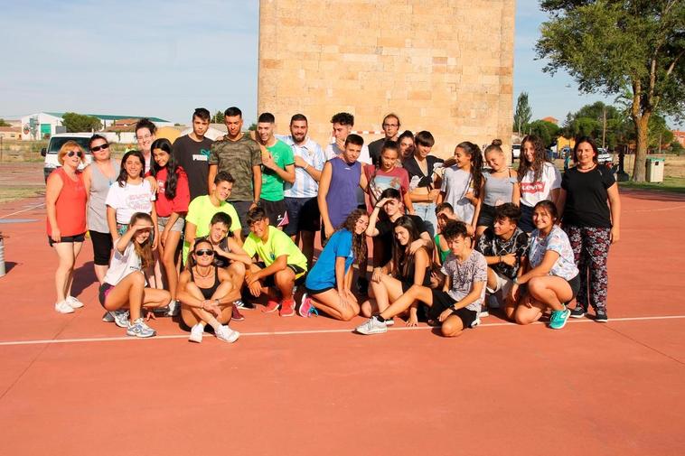 Los jóvenes de la localidad también participaron en una yincana para ellos.