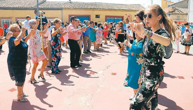 Los vecinos bailan sin cesar las típicas jotas durante la procesión en honor al santo.