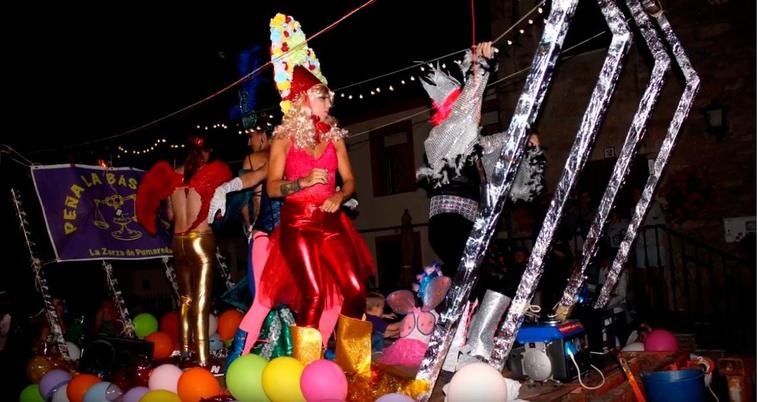 Una de las carrozas que desfilo en el Desfile de peñas.