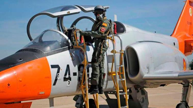 Uno de los instructores del Grupo de Adiestramiento, subiendo al avión C-101 en Matacán.